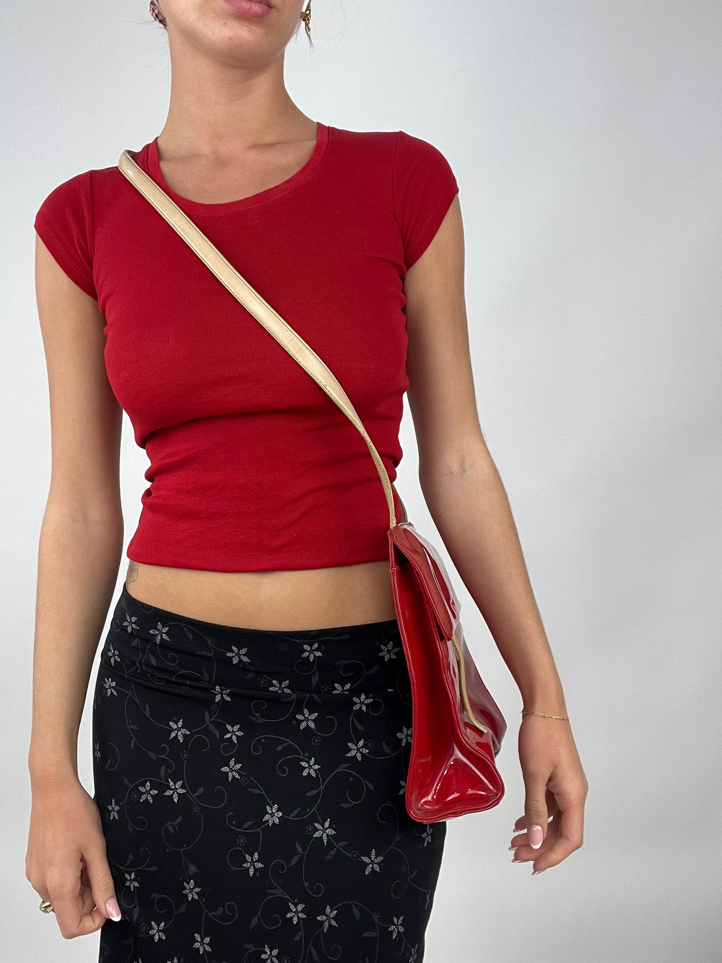 TAYLOR SWIFT DROP | medium red crossbody bag with beige strap
