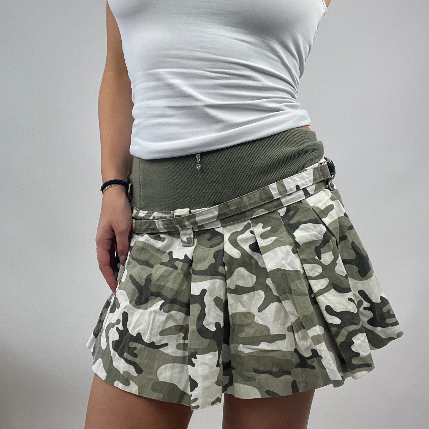 💻PARIS HILTON DROP | small camo pleated mini skirt