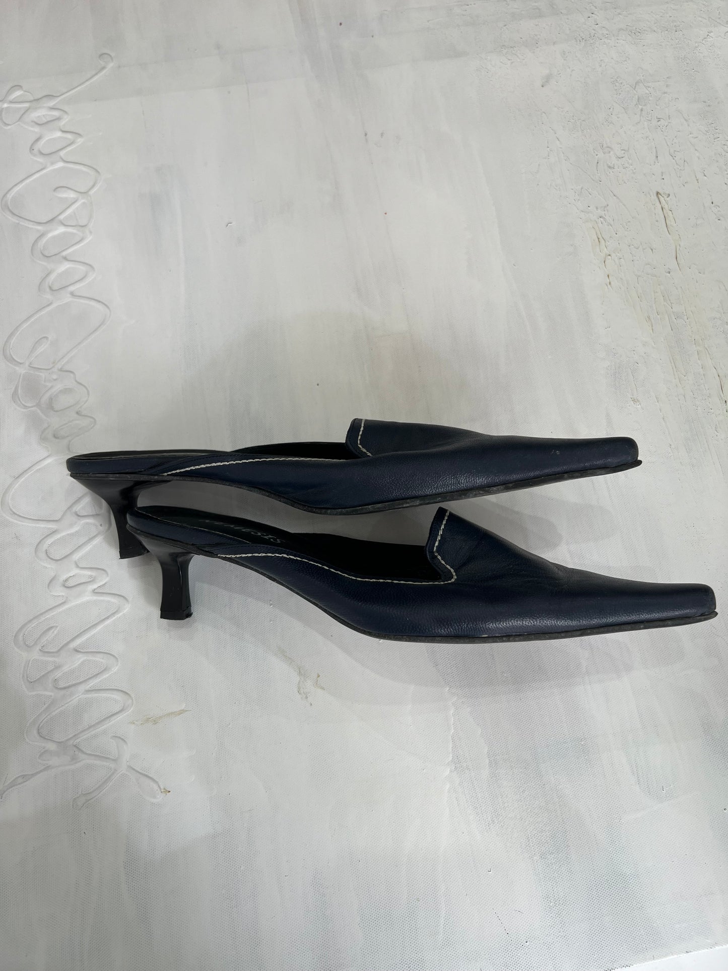 OFFICE GIRLIE | uk 5.5 navy kitten heels with white stitching