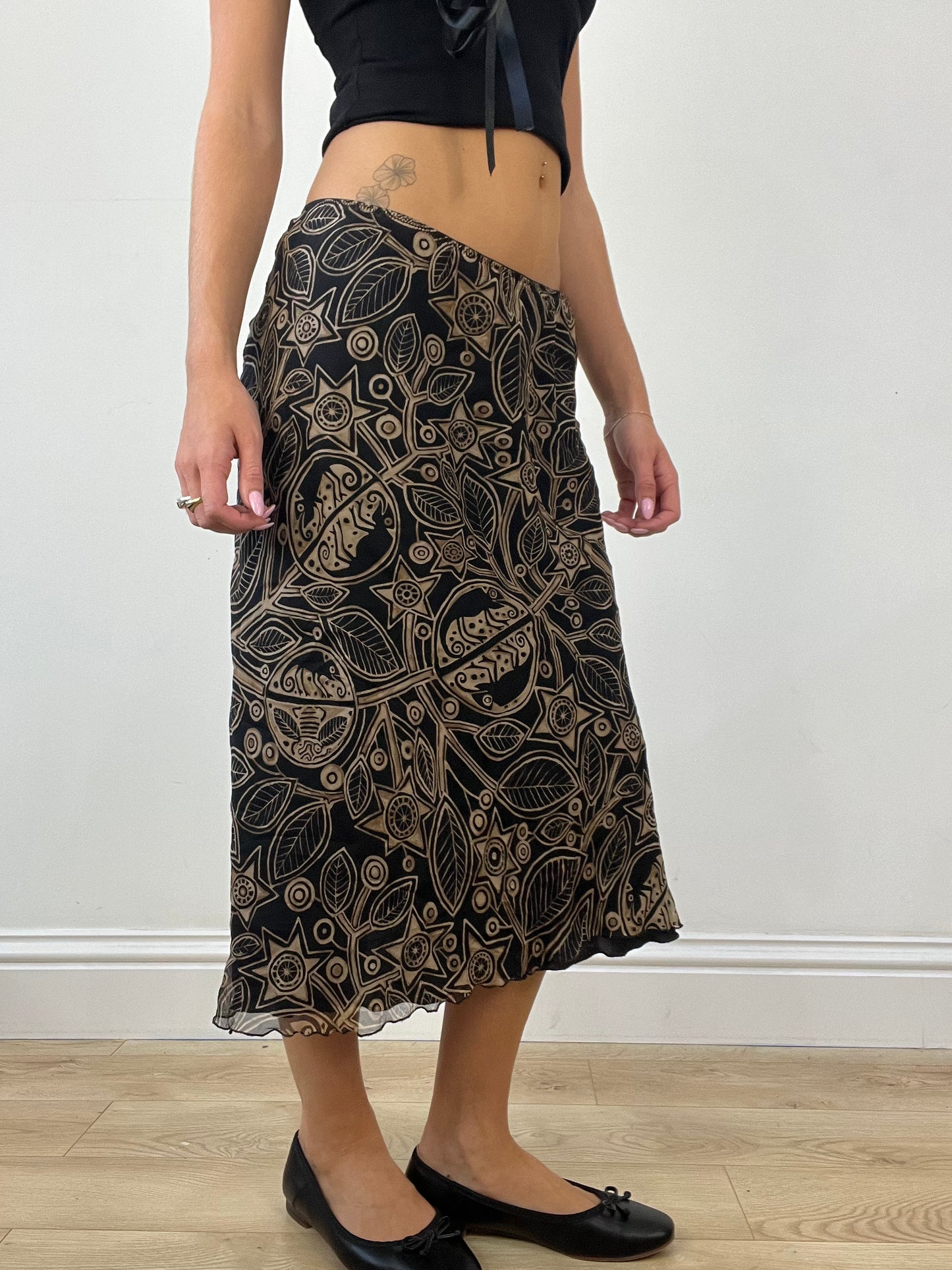 💻AUTUMN ESSENTIALS | medium black midi skirt with brown floral print