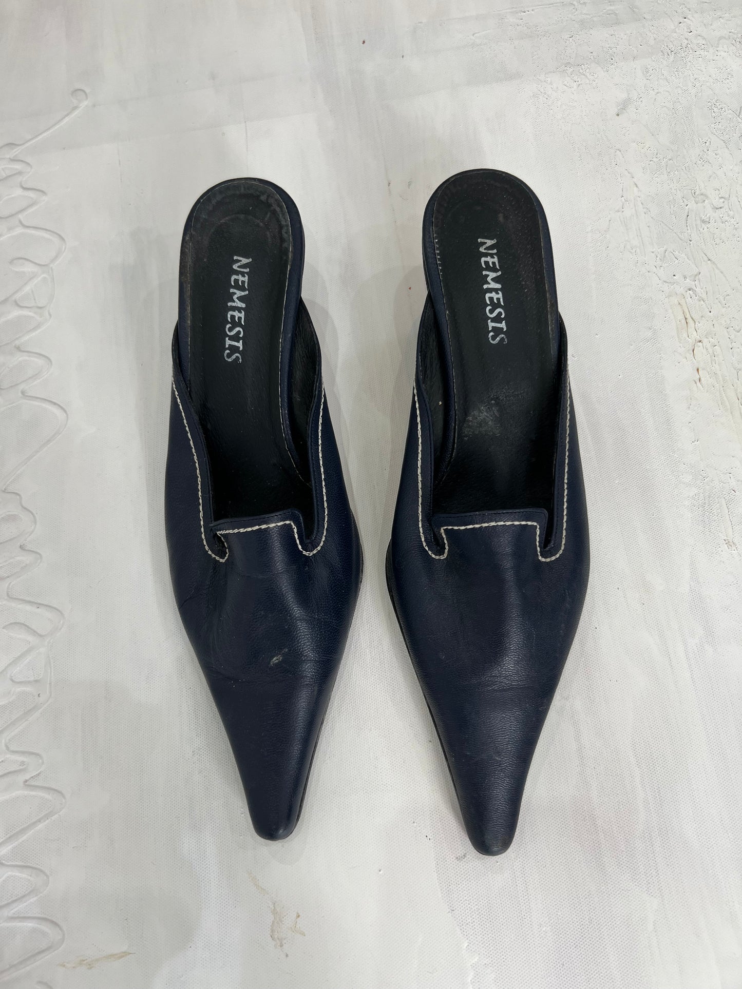 OFFICE GIRLIE | uk 5.5 navy kitten heels with white stitching