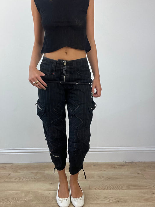 GIRLBAND DROP | small black 3/4 length trousers with pockets and chains