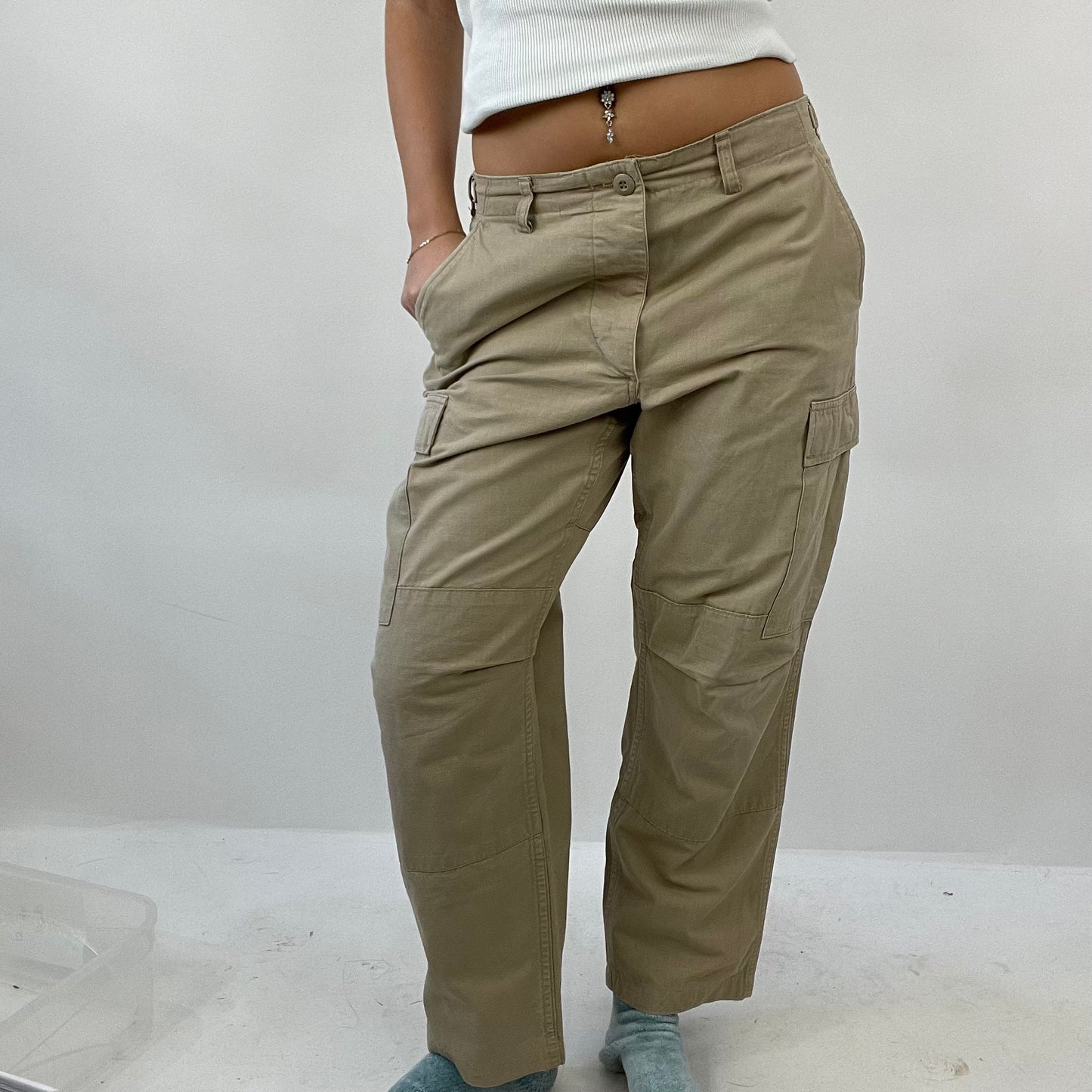 💻12 DAYS OF XMAS DROP | small beige cargo trousers