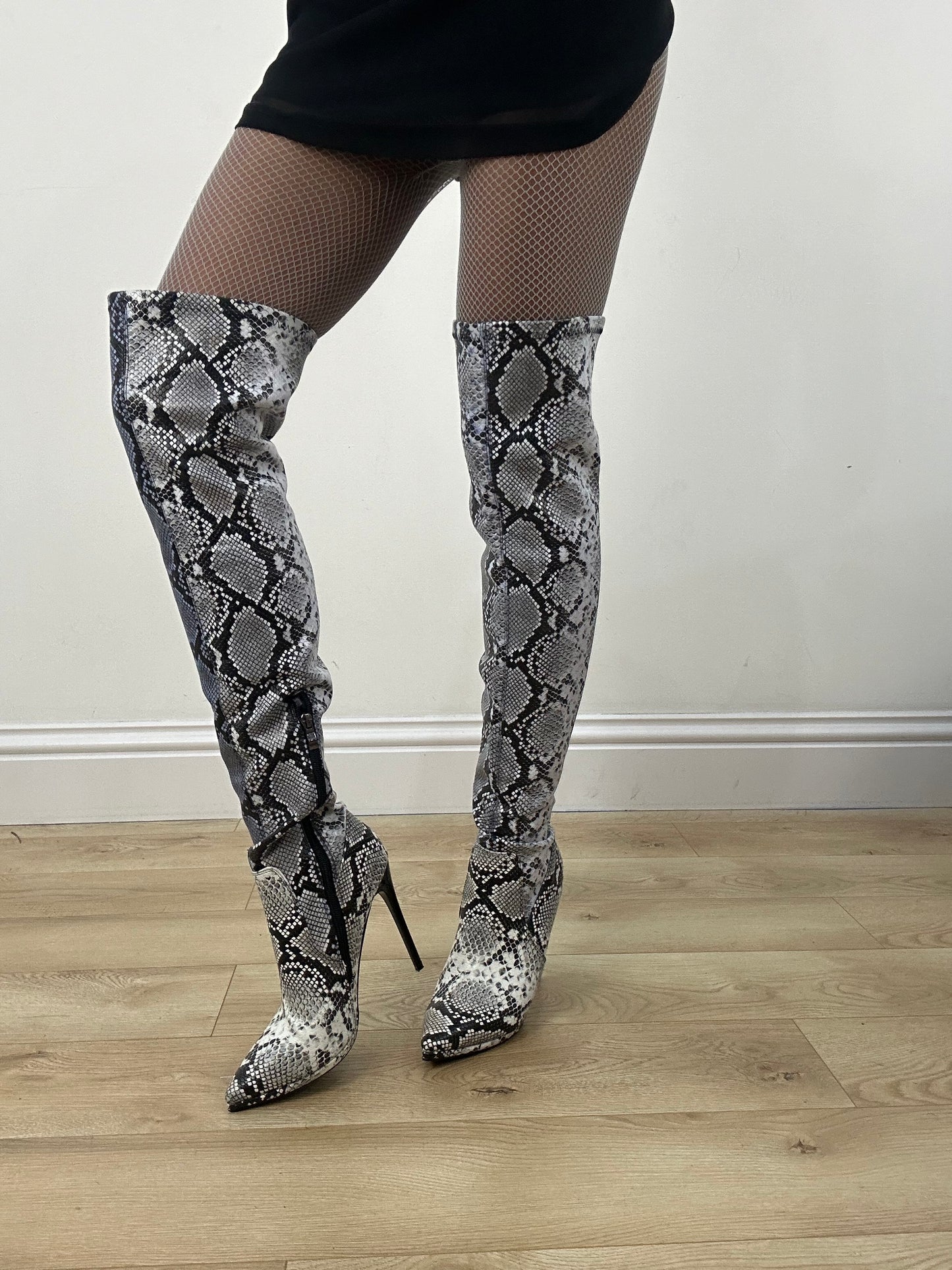 ⭐️MOB WIFE DROP | thigh high white snakeskin boots