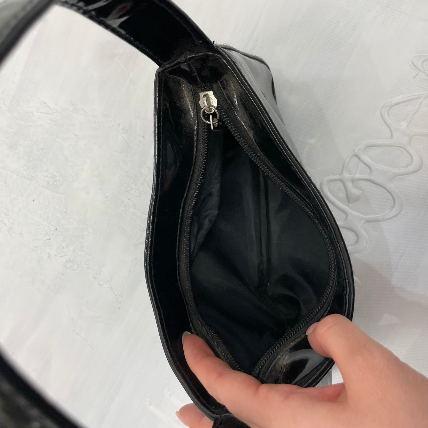 MOB WIFE DROP | black patent shoulder bag