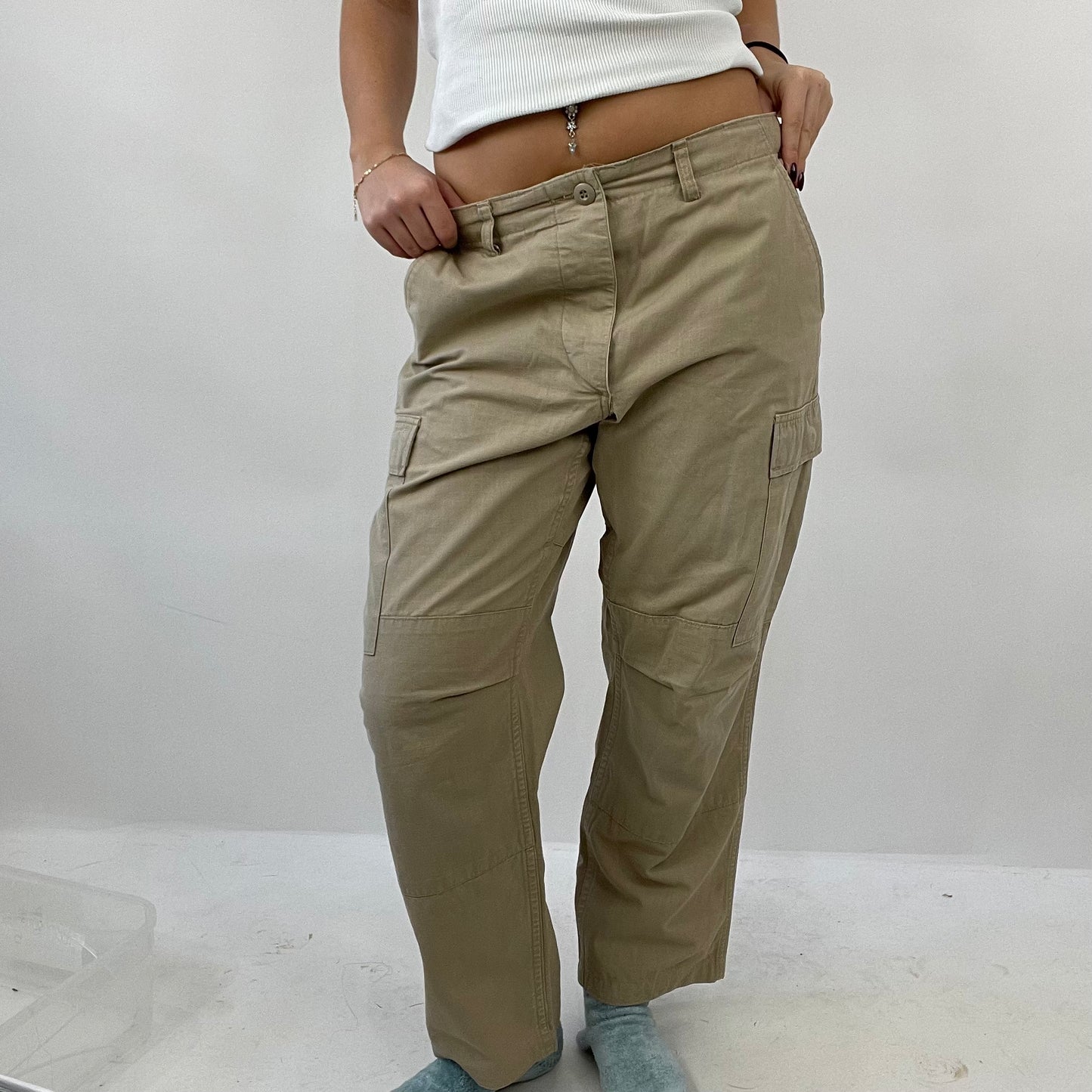 💻12 DAYS OF XMAS DROP | small beige cargo trousers