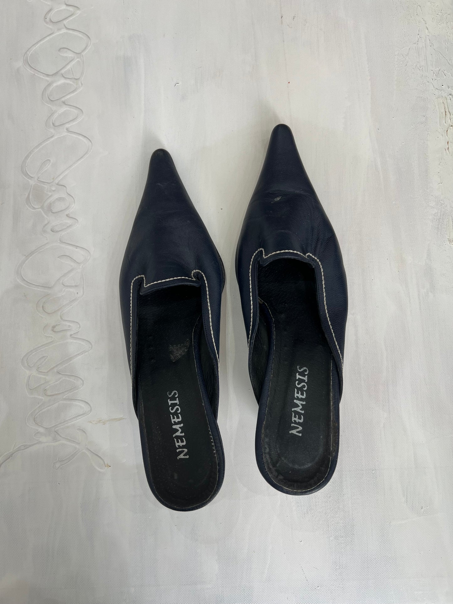 OFFICE GIRLIE | uk 5.5 navy kitten heels with white stitching