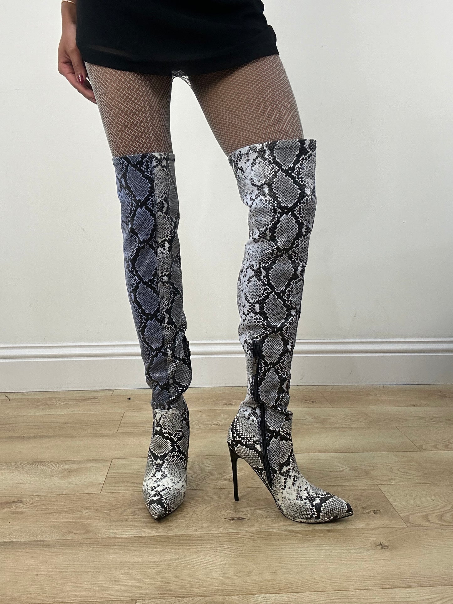 ⭐️MOB WIFE DROP | thigh high white snakeskin boots