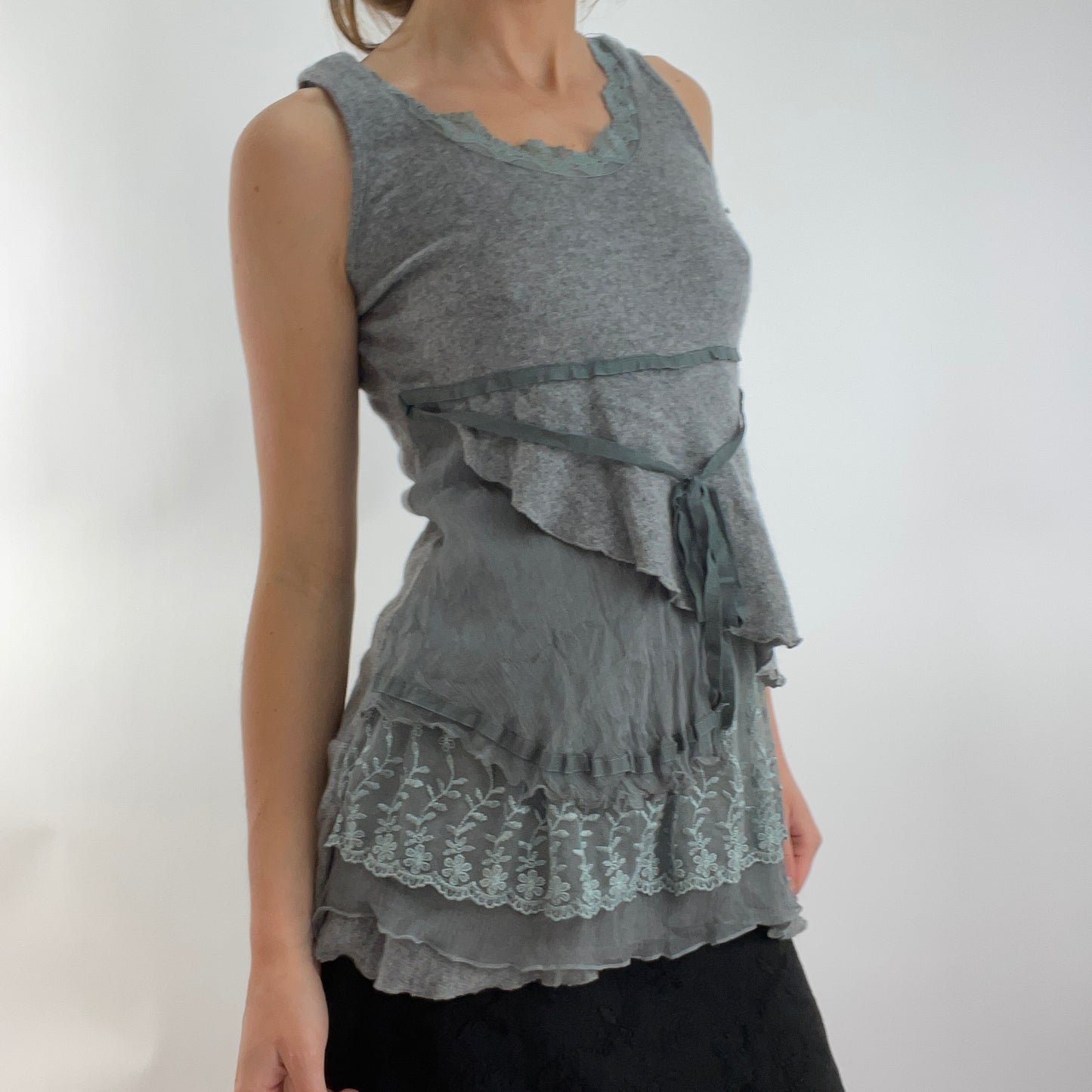 💻 DROP 4 | small grey ruffle vest with lace detail