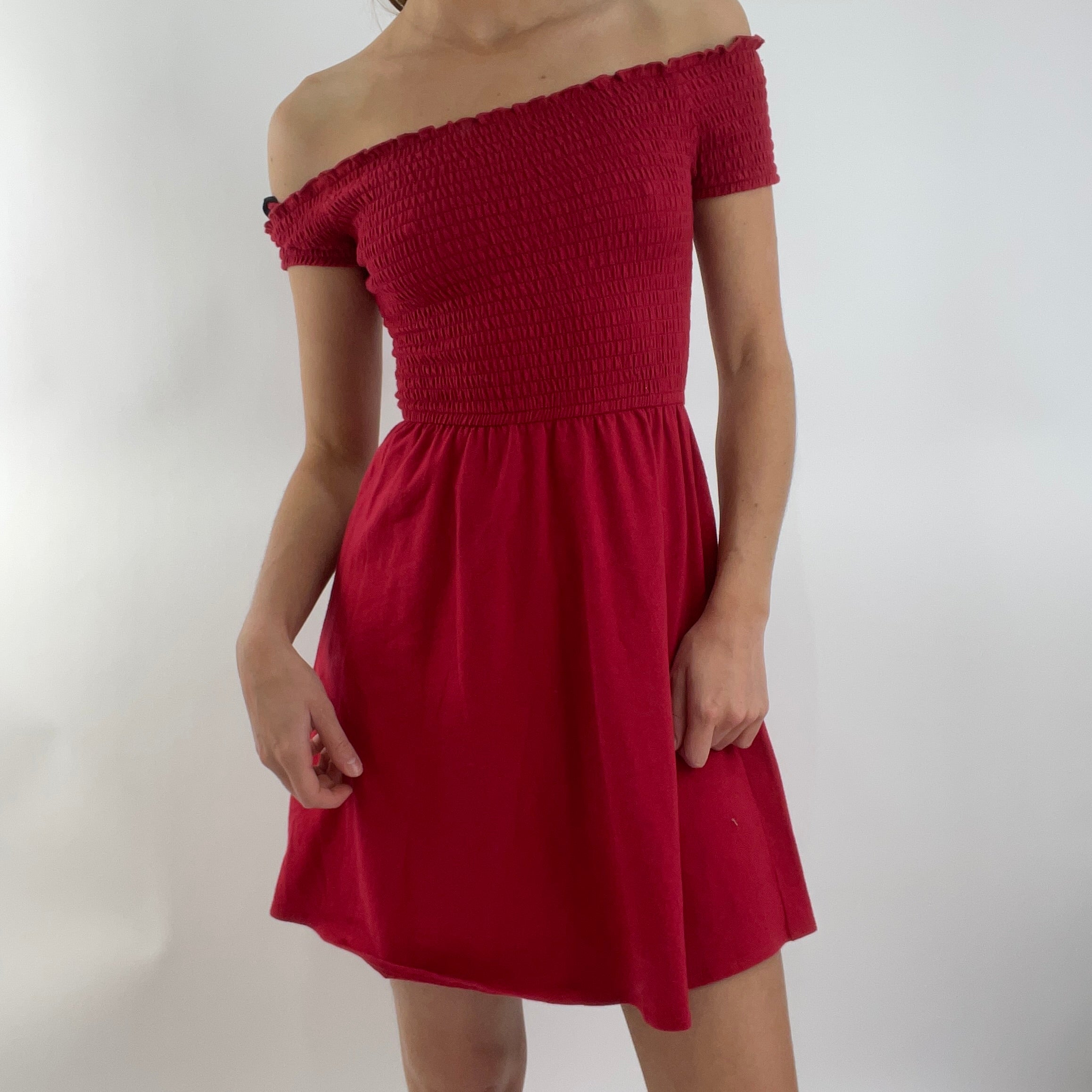 DROP 4 xs hollister red off the shoulder dress remass