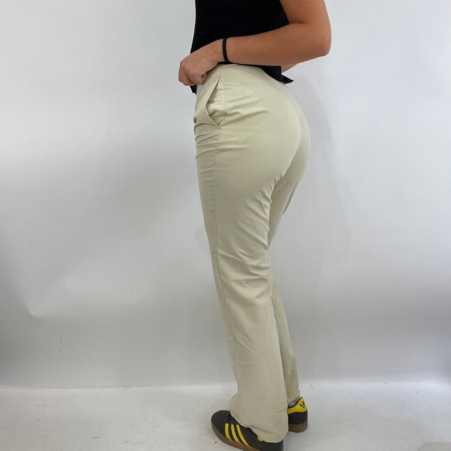 MODEL OFF DUTY DROP | medium puma beige trousers