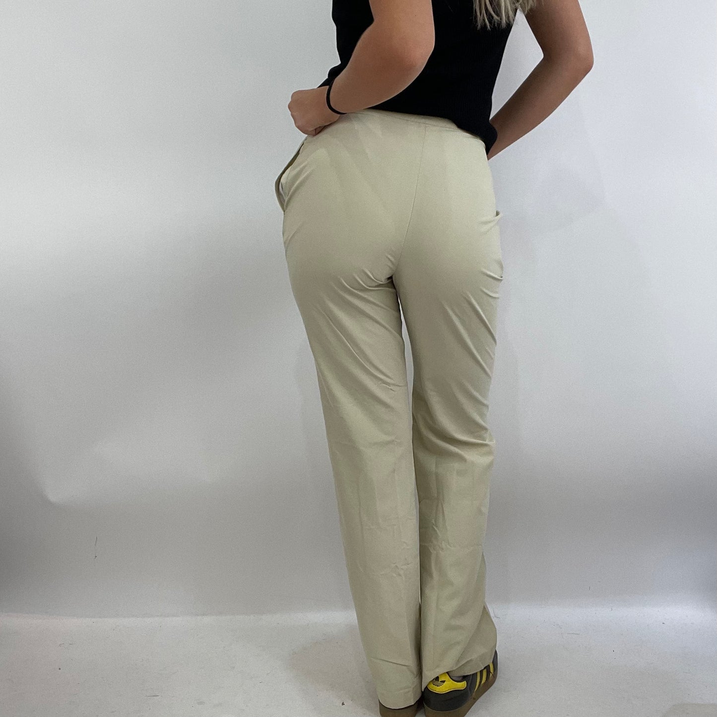 MODEL OFF DUTY DROP | medium puma beige trousers