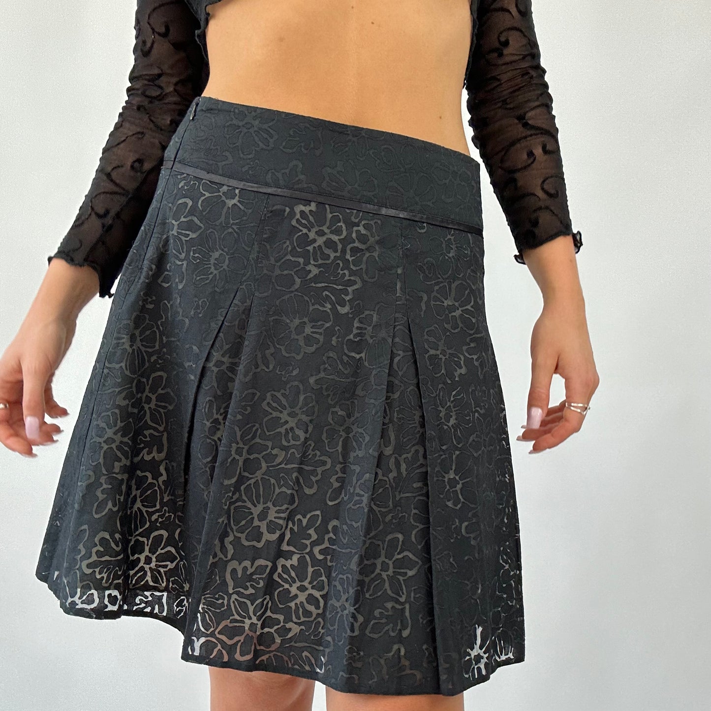 💚 DAINTY DROP | small black pleated floral skirt