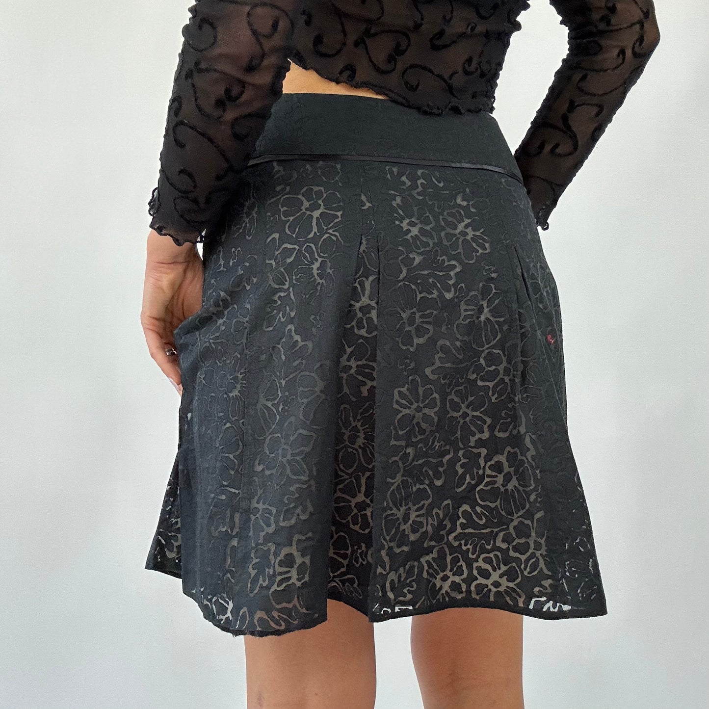 💚 DAINTY DROP | small black pleated floral skirt