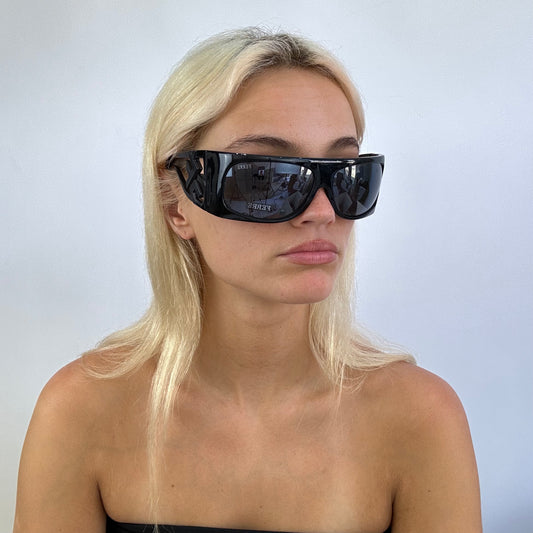 MODEL OFF DUTY DROP | black ‘ferre’ sunglasses