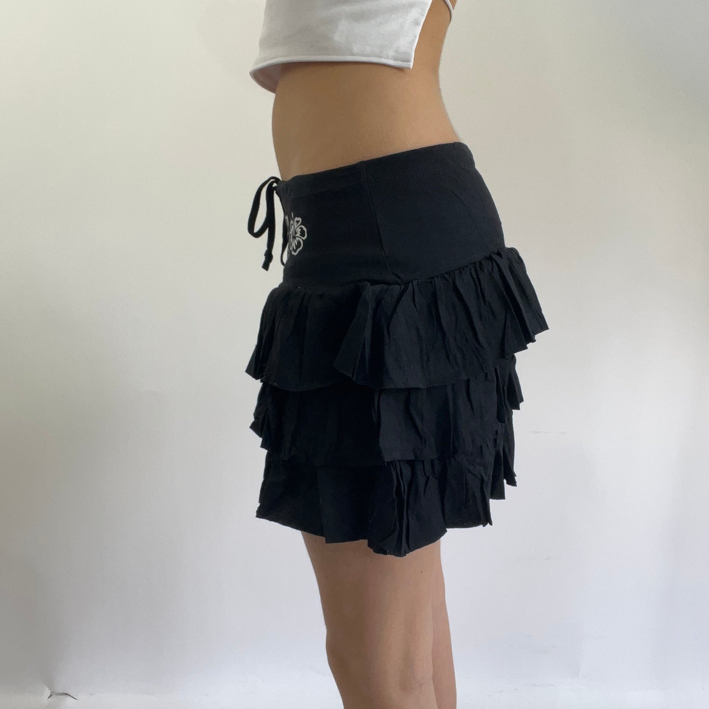 💻‼️ small black billabong rara ruffle skirt with white spell out