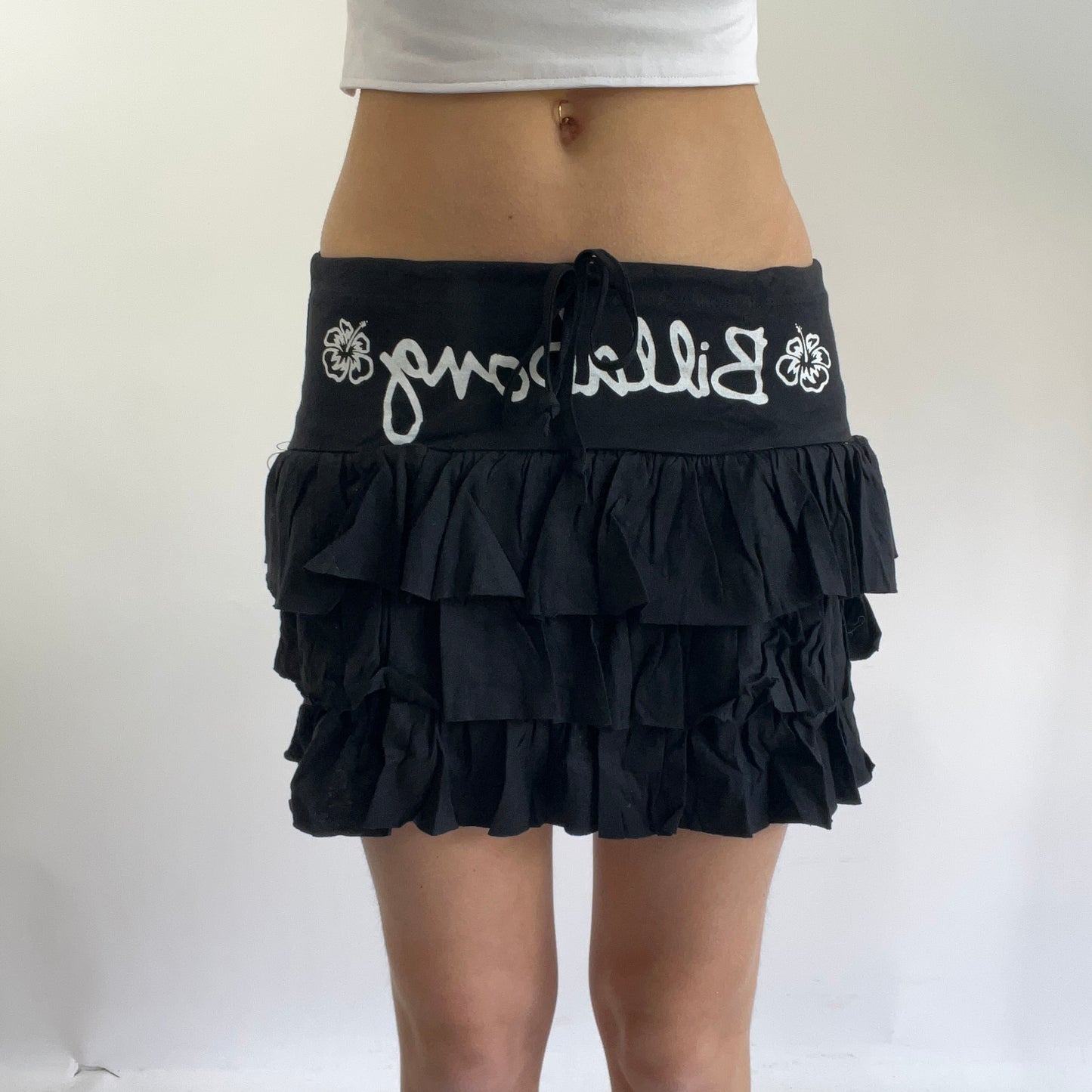 💻‼️ small black billabong rara ruffle skirt with white spell out