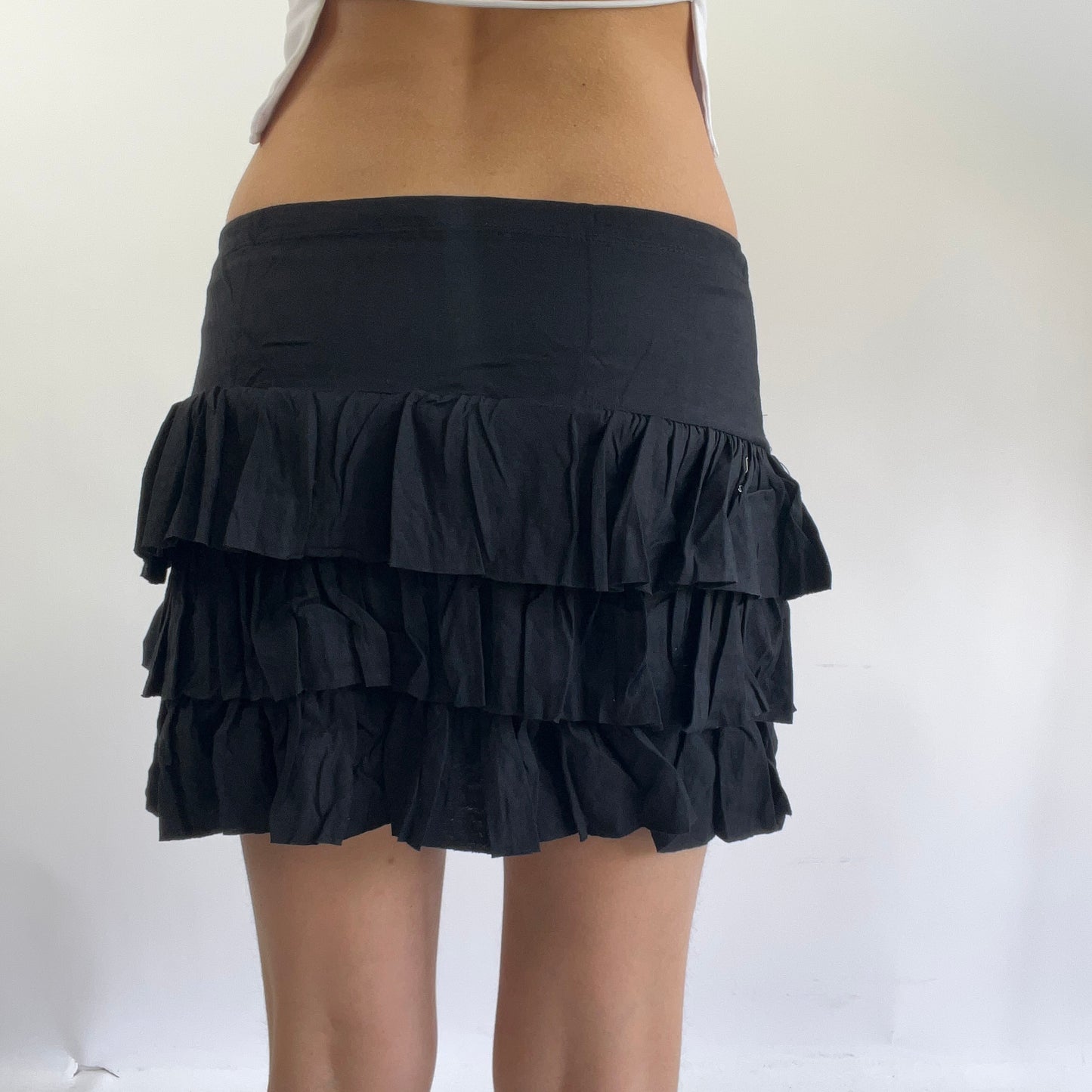 💻‼️ small black billabong rara ruffle skirt with white spell out